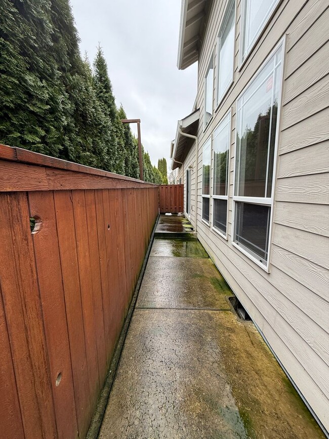 Building Photo - Felida Area - 3 bedroom, 2.5 bath