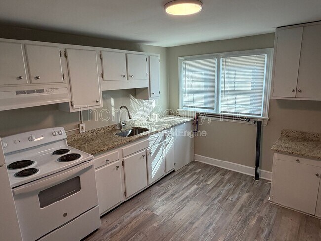 Building Photo - 814 Sunset Ave