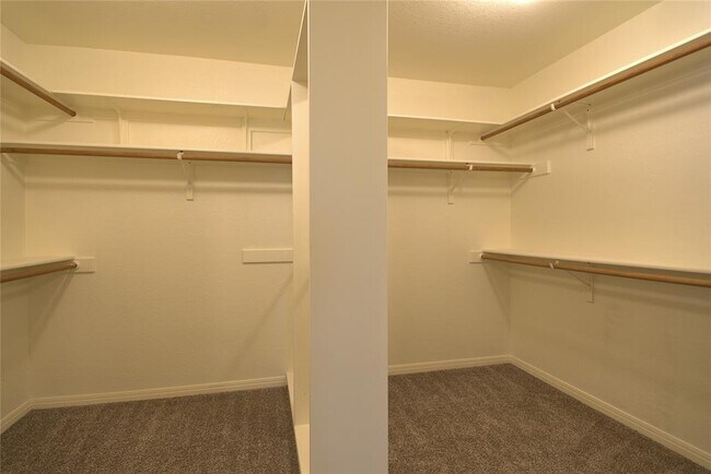 Building Photo - 2423 Falcon Dr