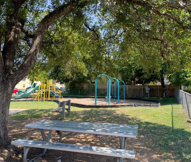 Building Photo - 9703 Roxanna Dr