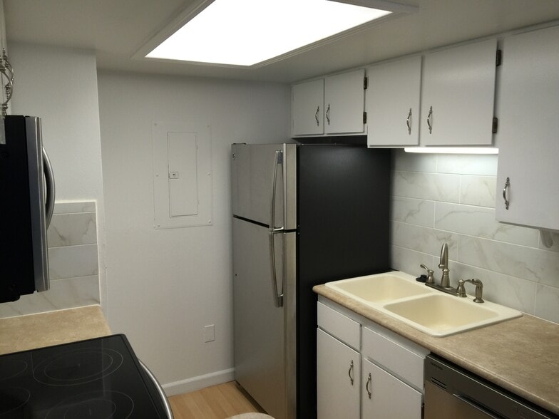 Building Photo - 8555 Fairmount Dr
