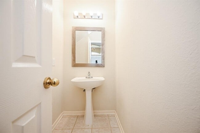 Building Photo - 18018 Somerset Knolls Ct