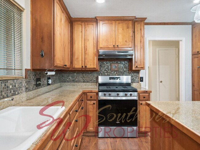 Building Photo - Spacious 4 Bed, 3 Bath Home - Perfect for Family or Student Living!