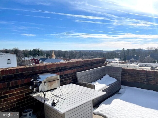 Building Photo - 28 Main St