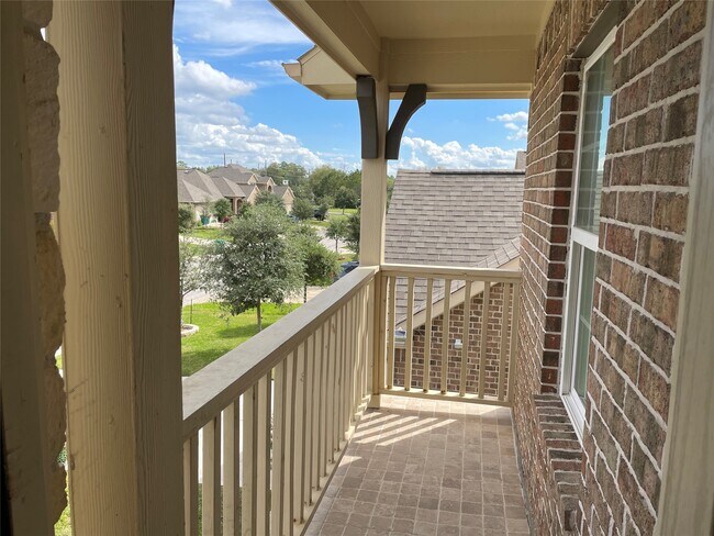 Building Photo - 627 Oak Cir Dr E