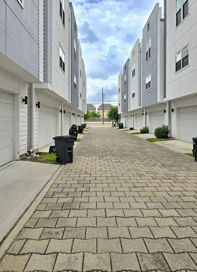 Building Photo - 2613 Hutchins St