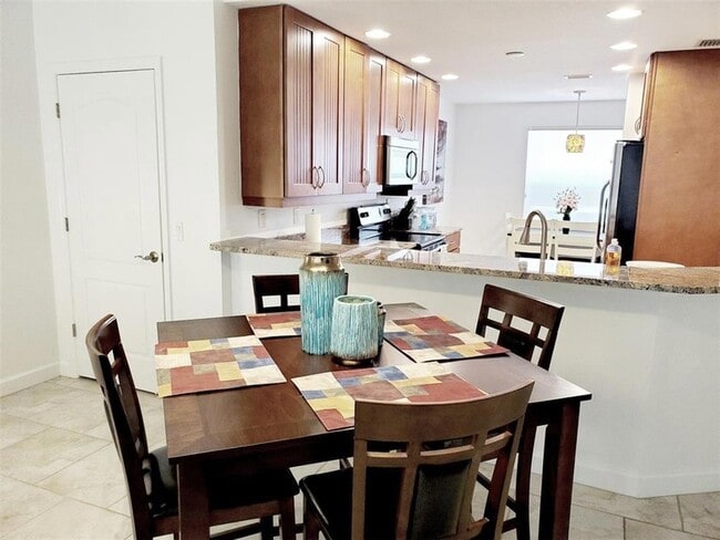 Building Photo - 6618 7th Ave Cir W