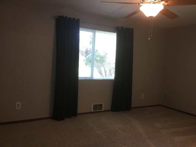 Building Photo - 2 Bedroom-1.75 Bath Single Story Condo/Just minutes from shopping, restaurants & great location f...