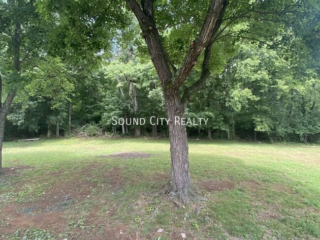 Building Photo - 923-B Oak Vale Dr-