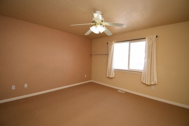 Building Photo - Charming Lakeview 3 Bed Home Near Schools & Churches!!