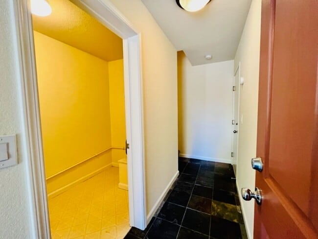 Building Photo - Gorgeous 3BD/2.5BA Tri-Level Townhouse- Ga...