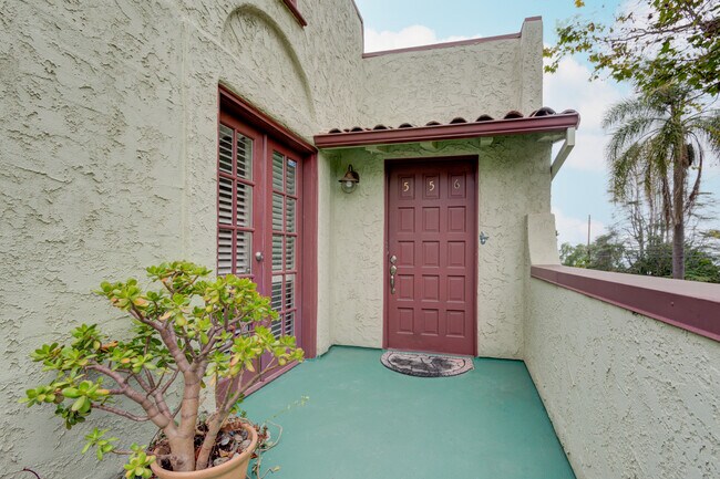 Building Photo - 556 Radcliffe Ave