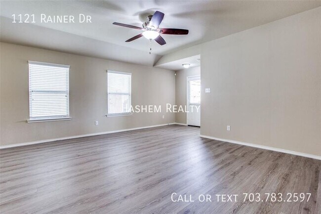 Building Photo - 1121 Rainer Dr