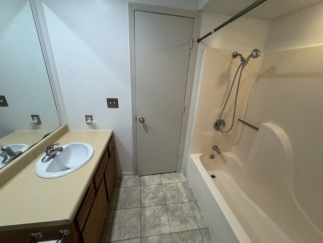 Building Photo - Gorgeous, 1 bedroom apartment with in-unit laundry, a fireplace, river and walking path.