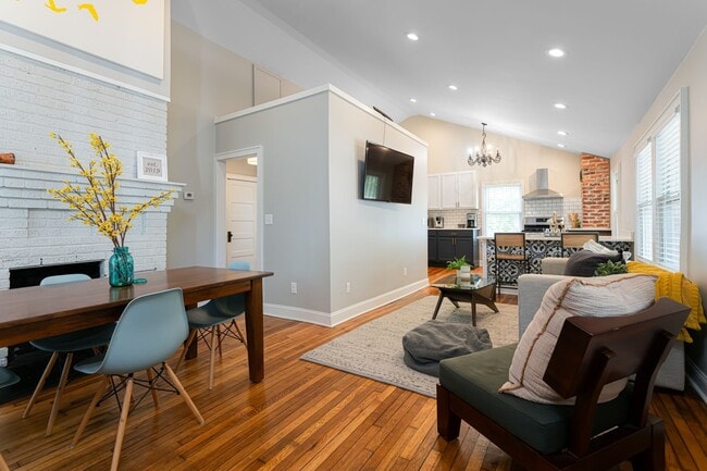 Building Photo - Beautifully Updated House - Awesome Montford Location