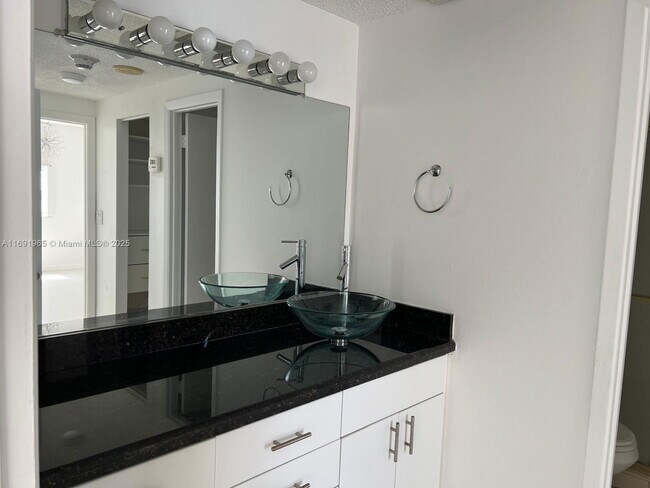 Building Photo - 500 Bayview Dr