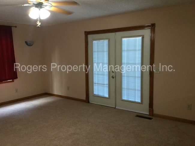 Building Photo - 207 Oak Ridge Ln