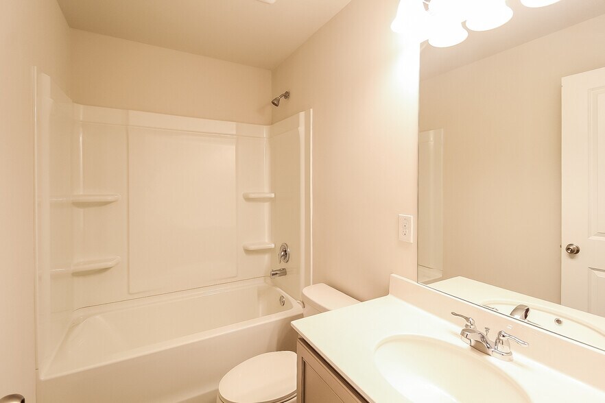 Building Photo - 2831 Saratoga Lake View