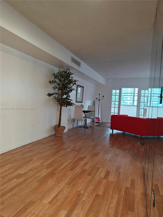 Building Photo - 825 Brickell Bay Dr