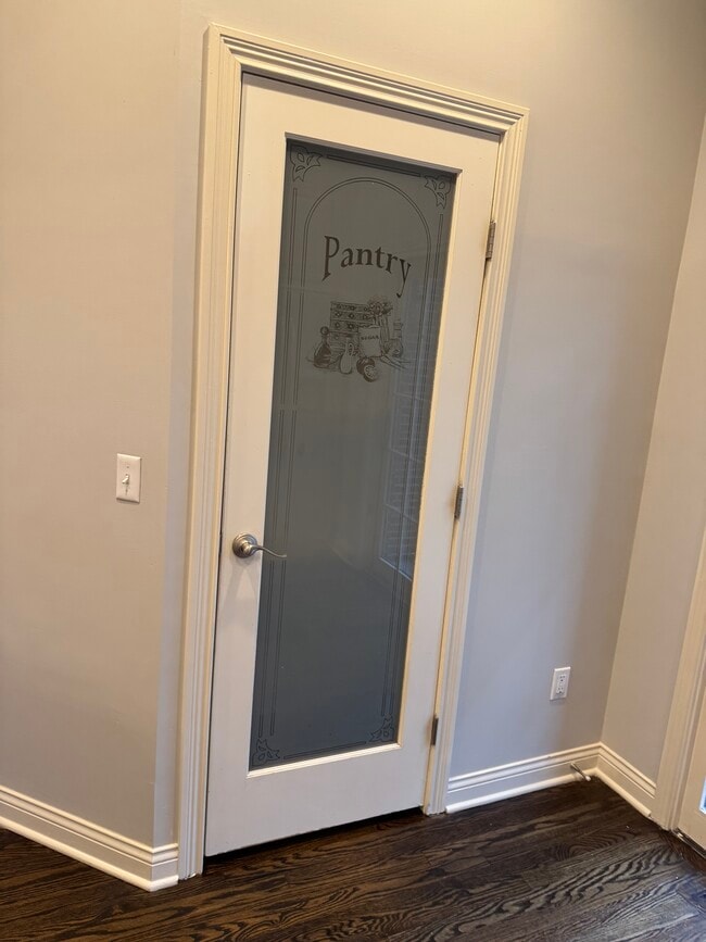 Building Photo - 512 S Grand Ave