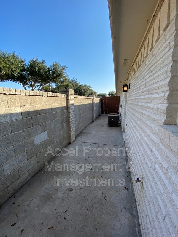 Building Photo - 701 Sandpiper Ave