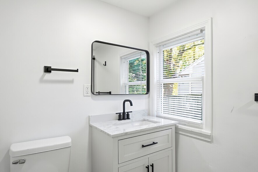 Building Photo - 149 W Lane Ave