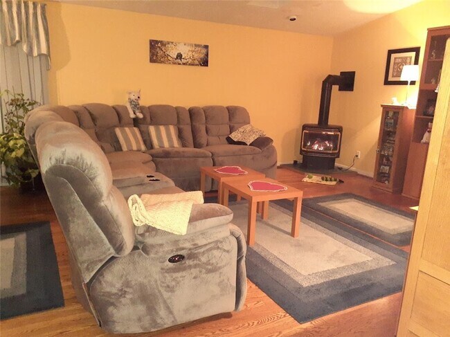 Building Photo - 50 Greenview Dr