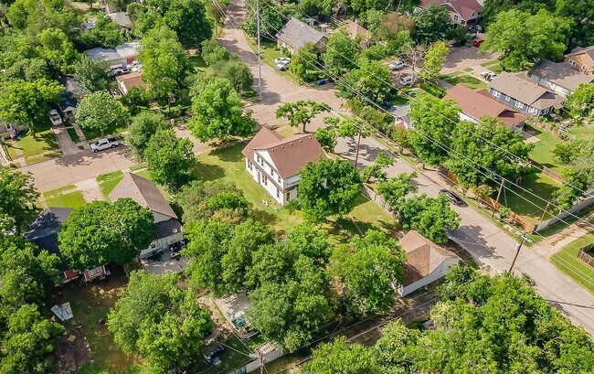 Building Photo - 2700 Grim Ave