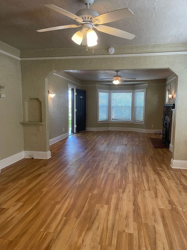 Building Photo - CHARMING 2 BED 1 BATH VICTORIAN HOME