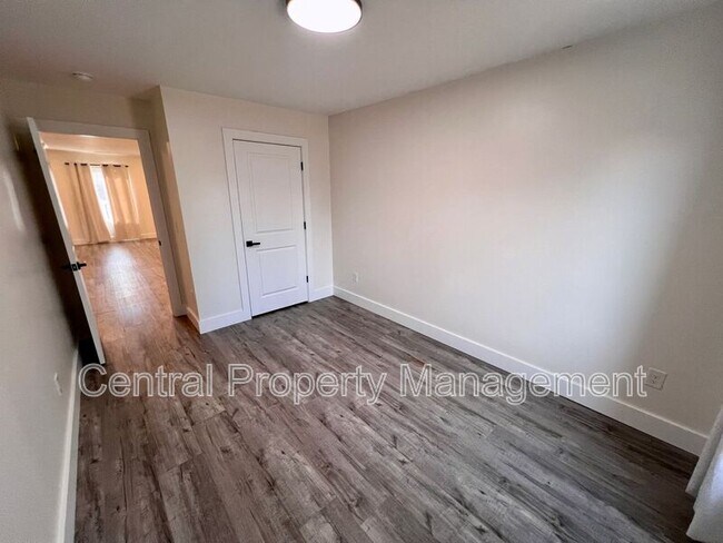 Building Photo - 30 Beverly Hills Dr