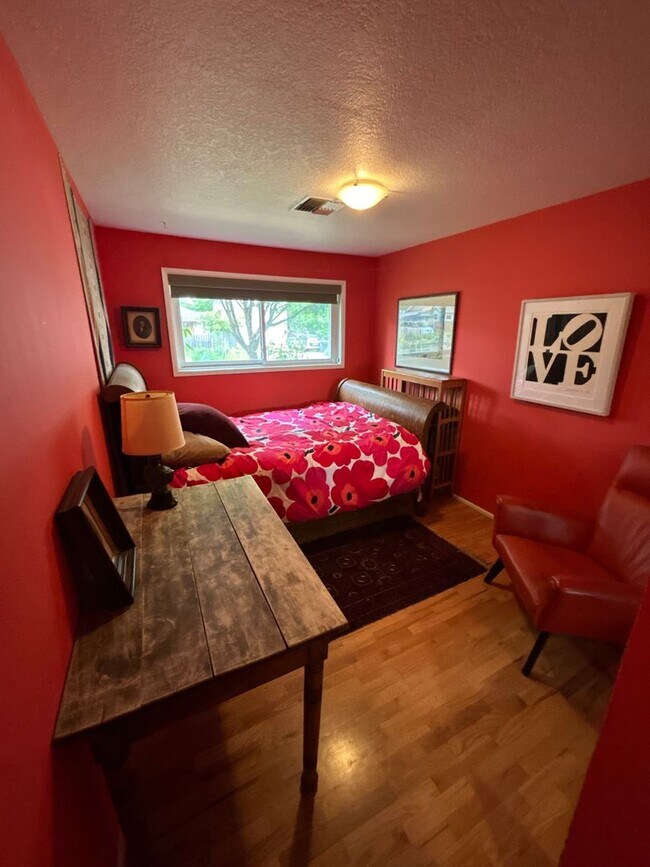 Building Photo - 3 Bedroom single level home w/garage AND free landscaping