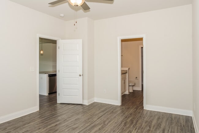 Building Photo - Beautiful Huntsville 3 Bedroom