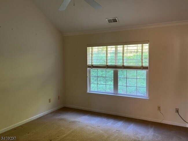 Building Photo - 8 Oak Point Dr