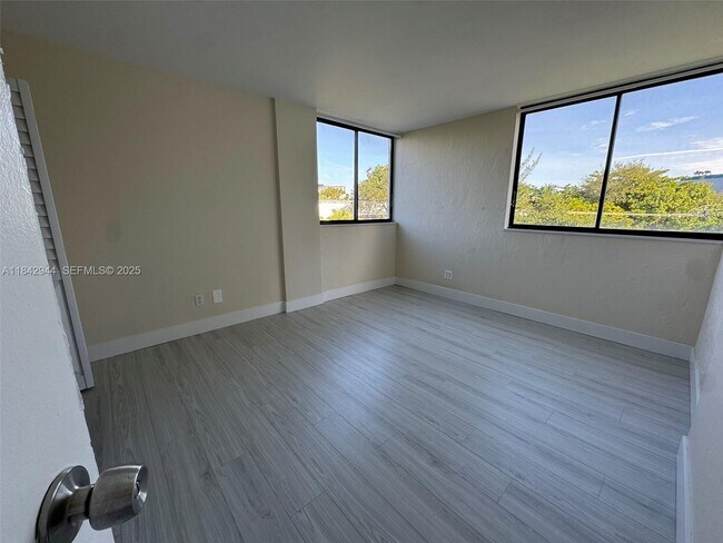 Building Photo - 2715 Tigertail Ave