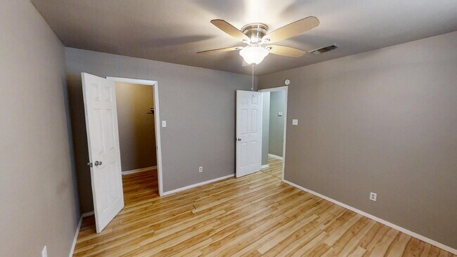Building Photo - 519 Myra Lou Ave