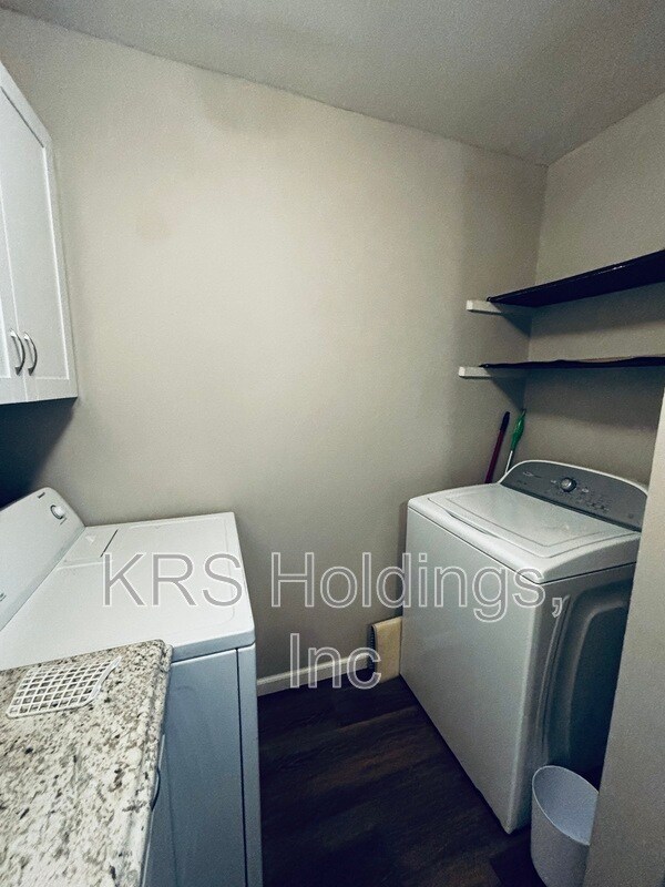 Building Photo - 817 Pleasant St