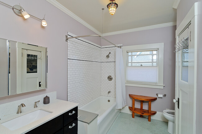 Large bathroom with privacy shade. - 2835 Georgia St