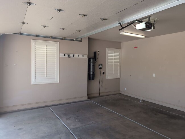 Building Photo - PET FRIENDLY -Spacious 6 Bedroom Home in St. George