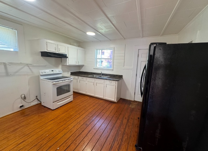 Building Photo - 320 W College St