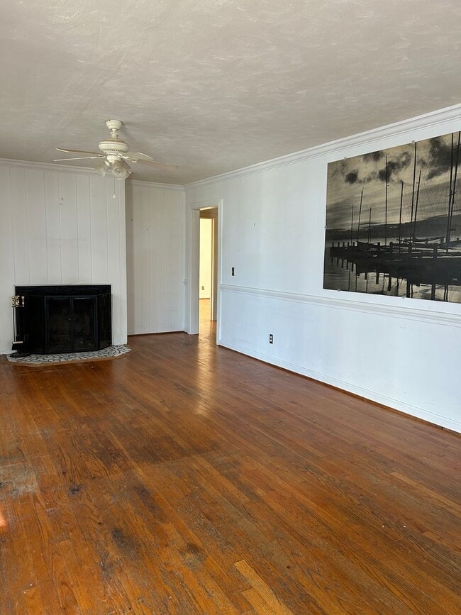 Building Photo - 3 Bed 2 Bath Coastal Living Near the Ocean...
