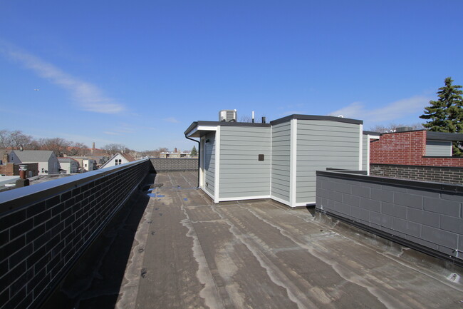 Building Photo - 4211 W Roscoe St
