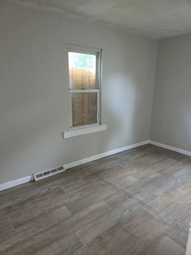 Building Photo - Spacious 3BD/2BA Home