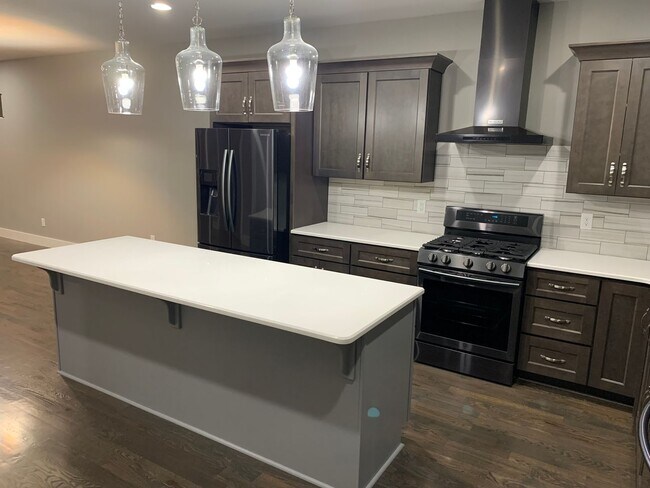 Building Photo - 3 Bed, 3.5 Bath Home w/ 2 Car Garage and Lake Views