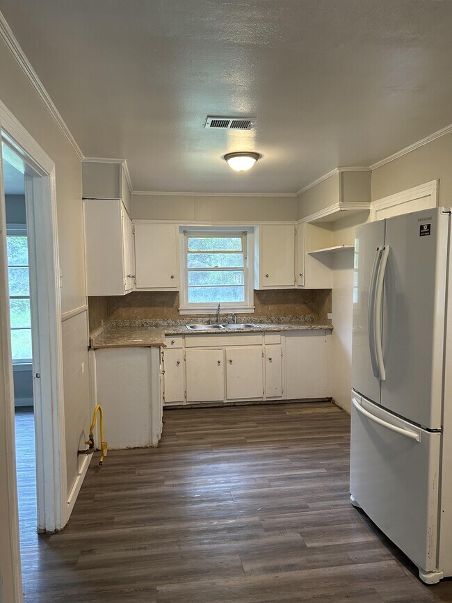 Building Photo - 1805 N McGuire Ave