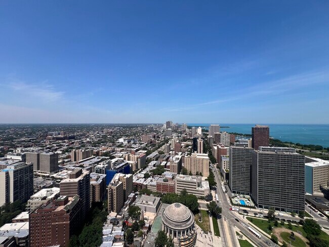 Building Photo - 2650 N Lakeview Ave