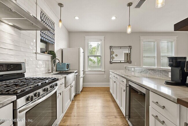 Building Photo - 206 Cabeza St