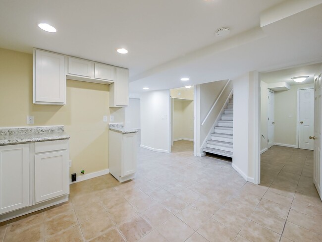 Building Photo - Spacious 3BR Home with Expansive 1-Acre Lot!