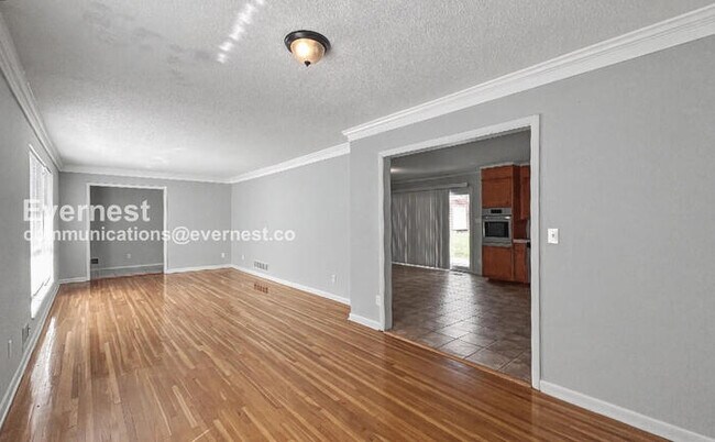 Building Photo - 2 Bed, 2 Bath Home with Garage / Pet-Friendly / Vouchers Accepted / Available Now!