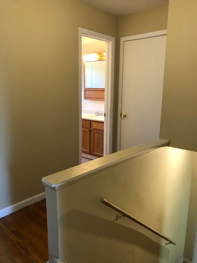 Building Photo - 2 BED 1.5 BATH CONDO IN WARRENSVILLE HEIGHTS!