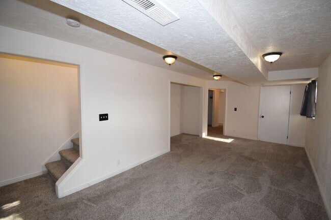 Building Photo - Great 5 Bed 2 Bath Home in Kearns!!!